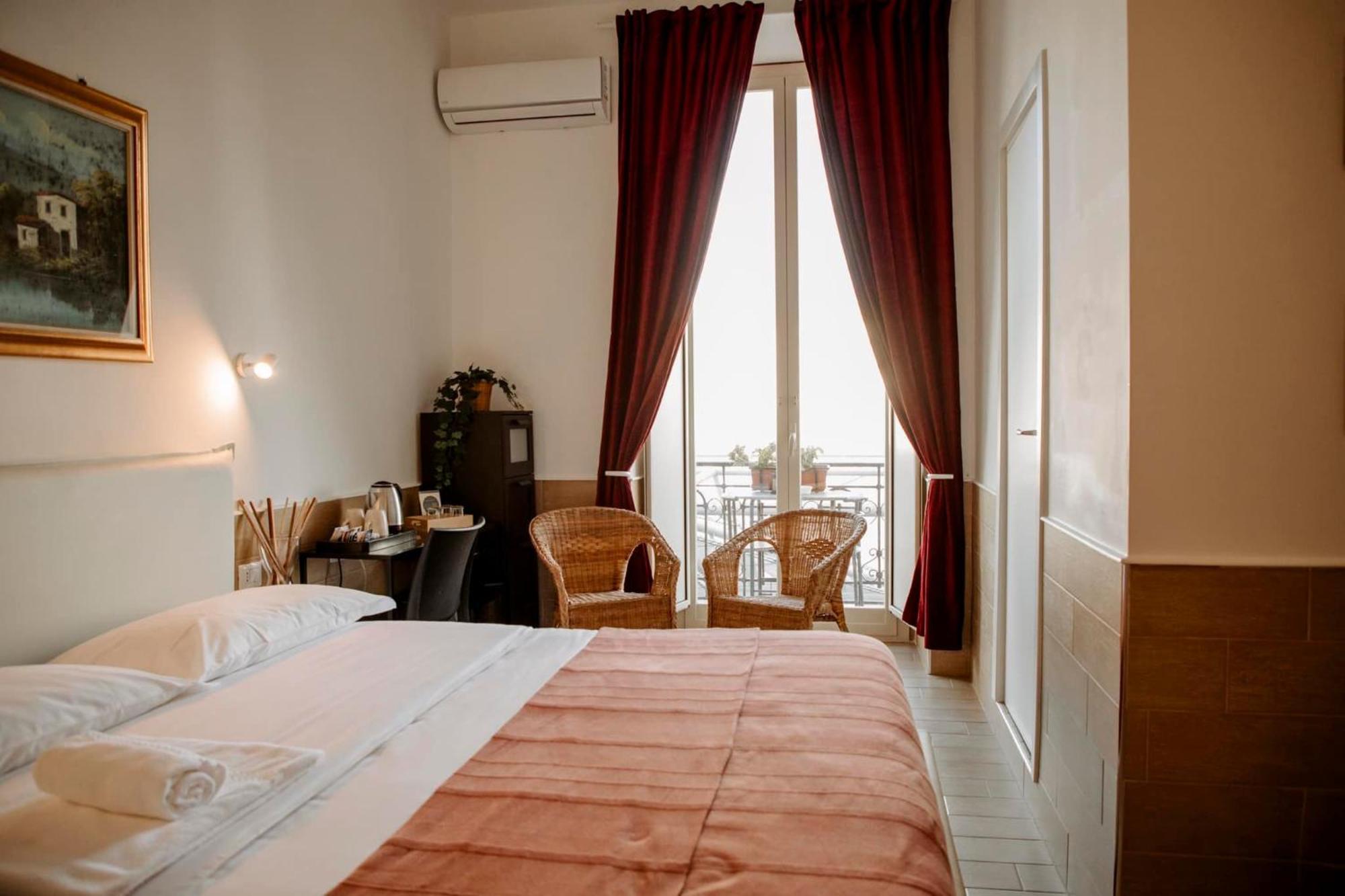 H22 Hotel Nápoles