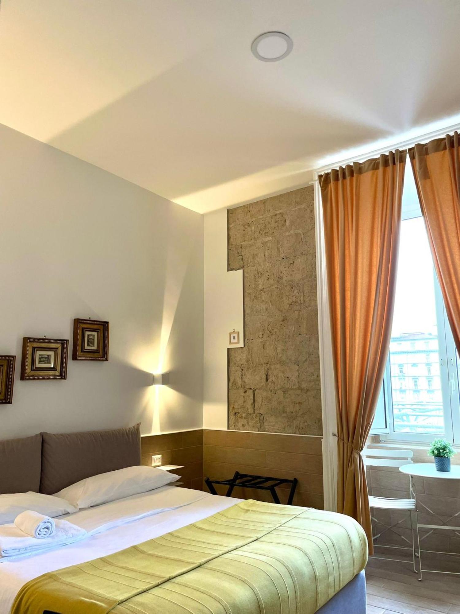H22 Hotel Nápoles