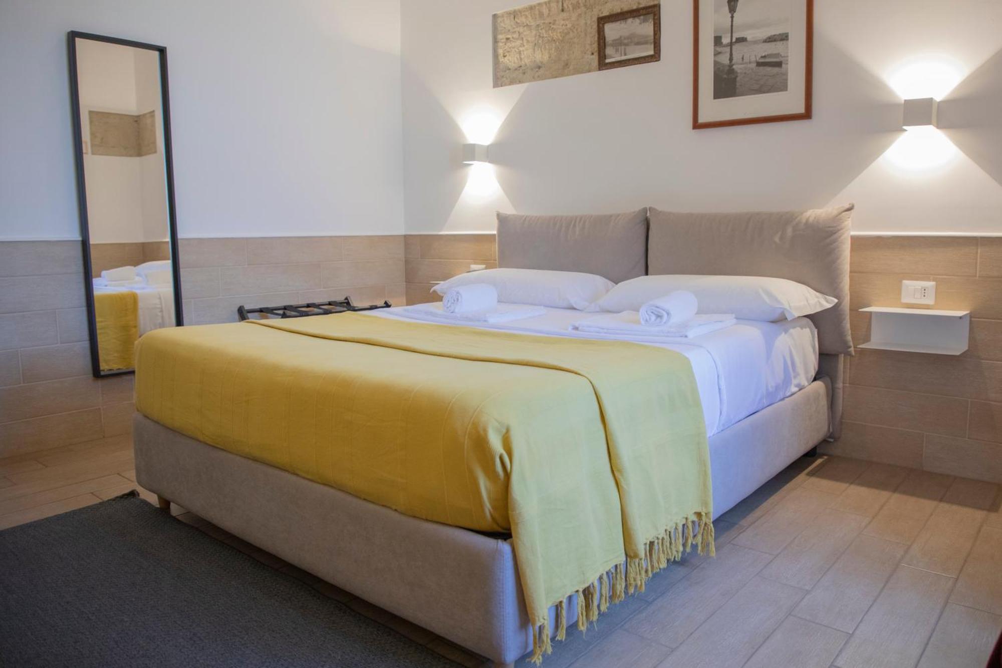 H22 Hotel Nápoles
